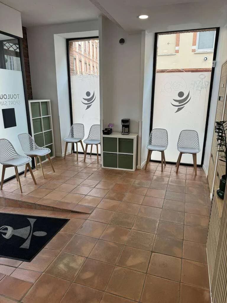 Salle d'attente lumineuse du cabinet, rue de la Colombette