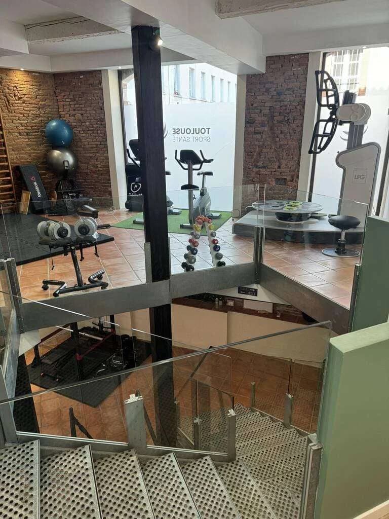 Mezzanine du cabinet donnant sur le plateau de musculation